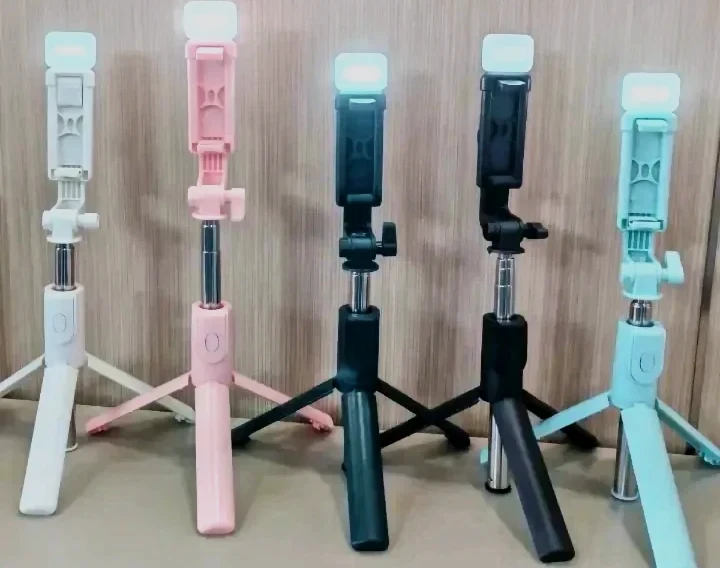 Selfie stick avec trépied et lumière LED