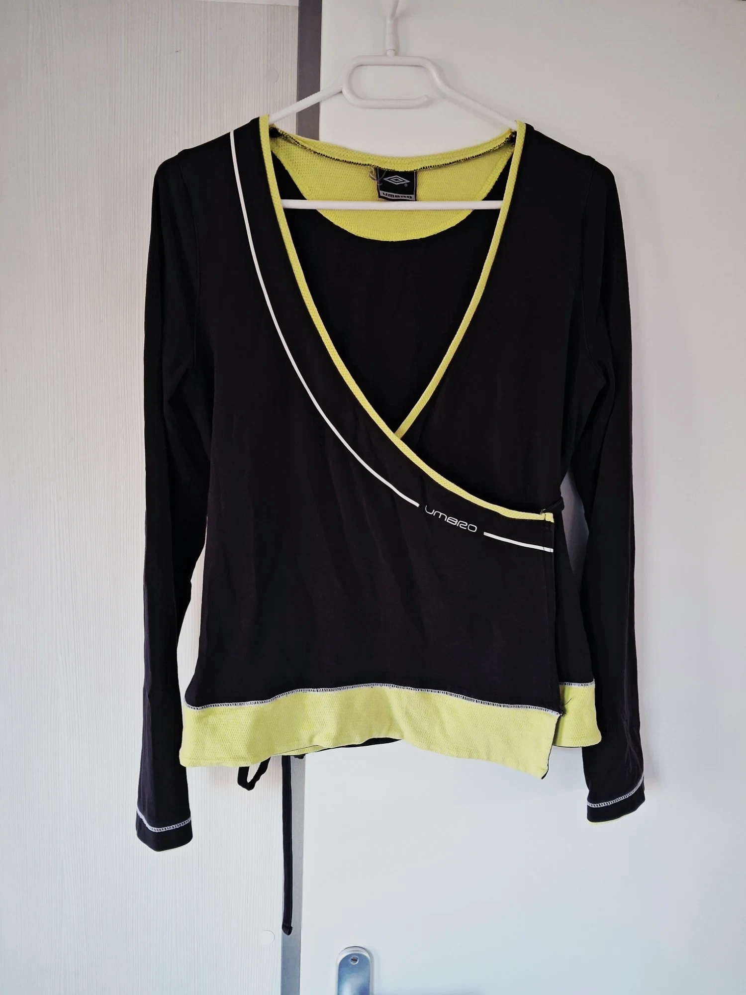 Haut cache-cœur Umbro noir et jaune
