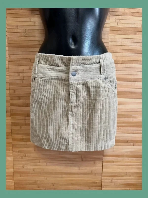 Divina mini falda pana , cintura baja , estilo vintage , marca Ichi , talla M 😍