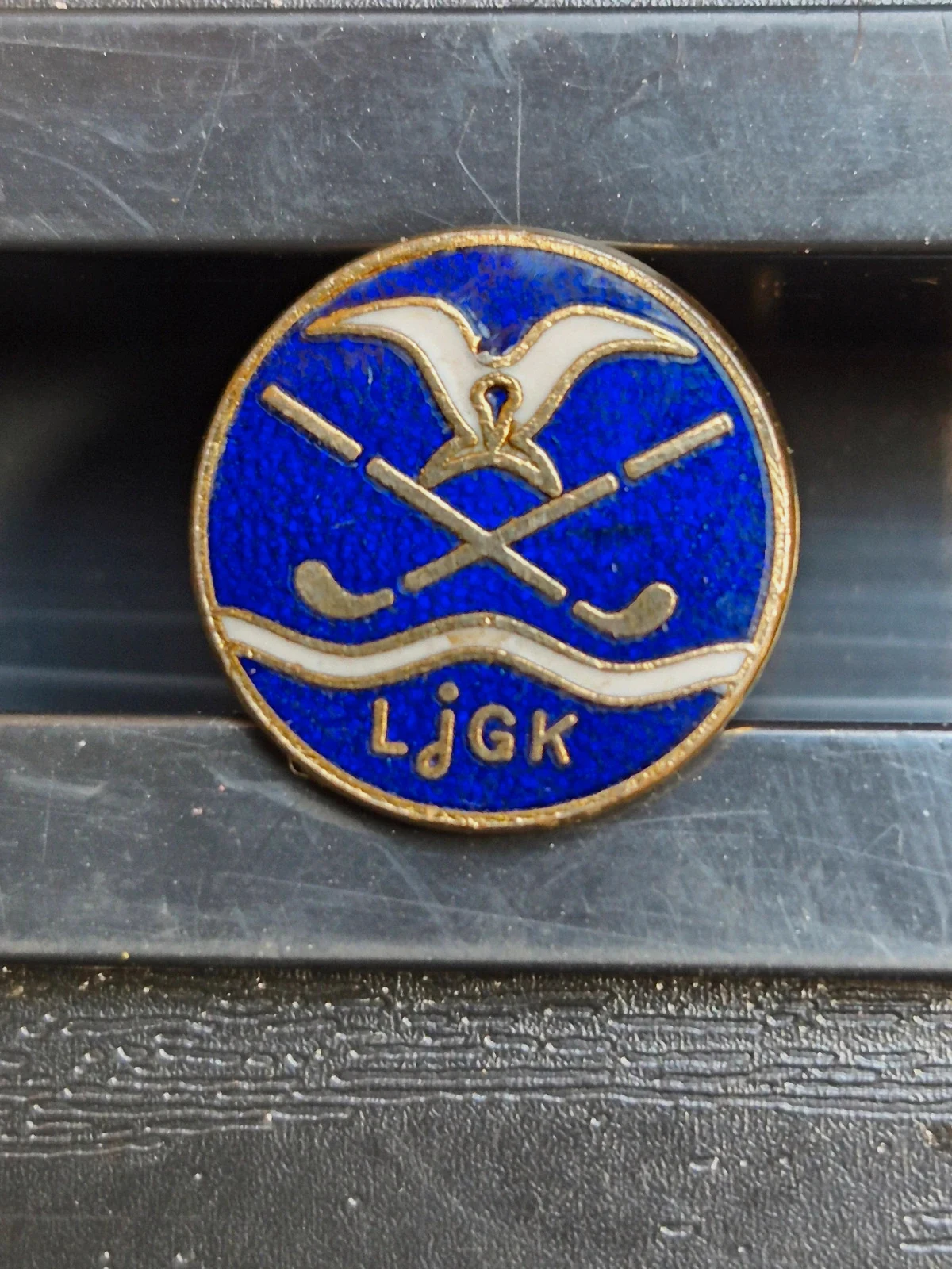Pin's vintage émail - Ljunghusens Golfklubb (LJGK) - Suède 🇸🇪