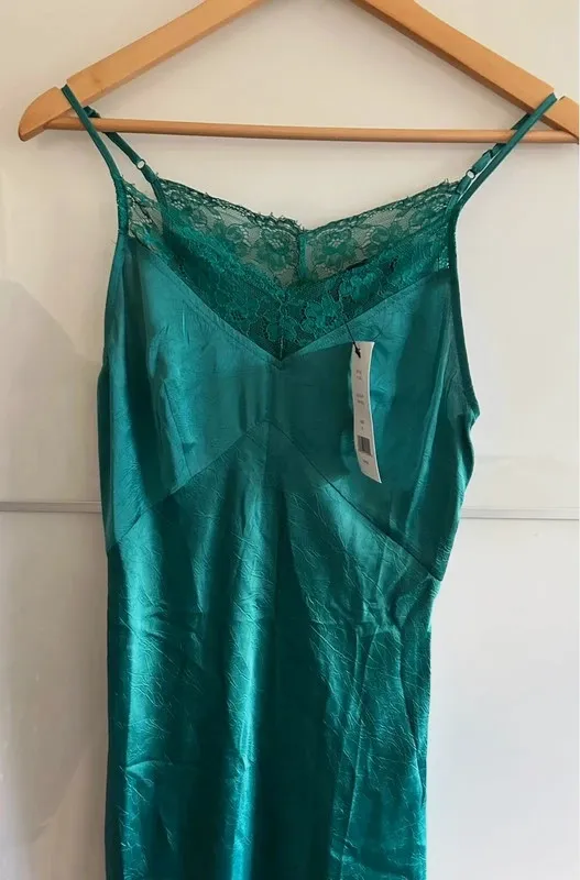 Robe longue French Connection XS 34 vert émeraude satinée dentelle – French Connection – taille XS / 34 / 6 4