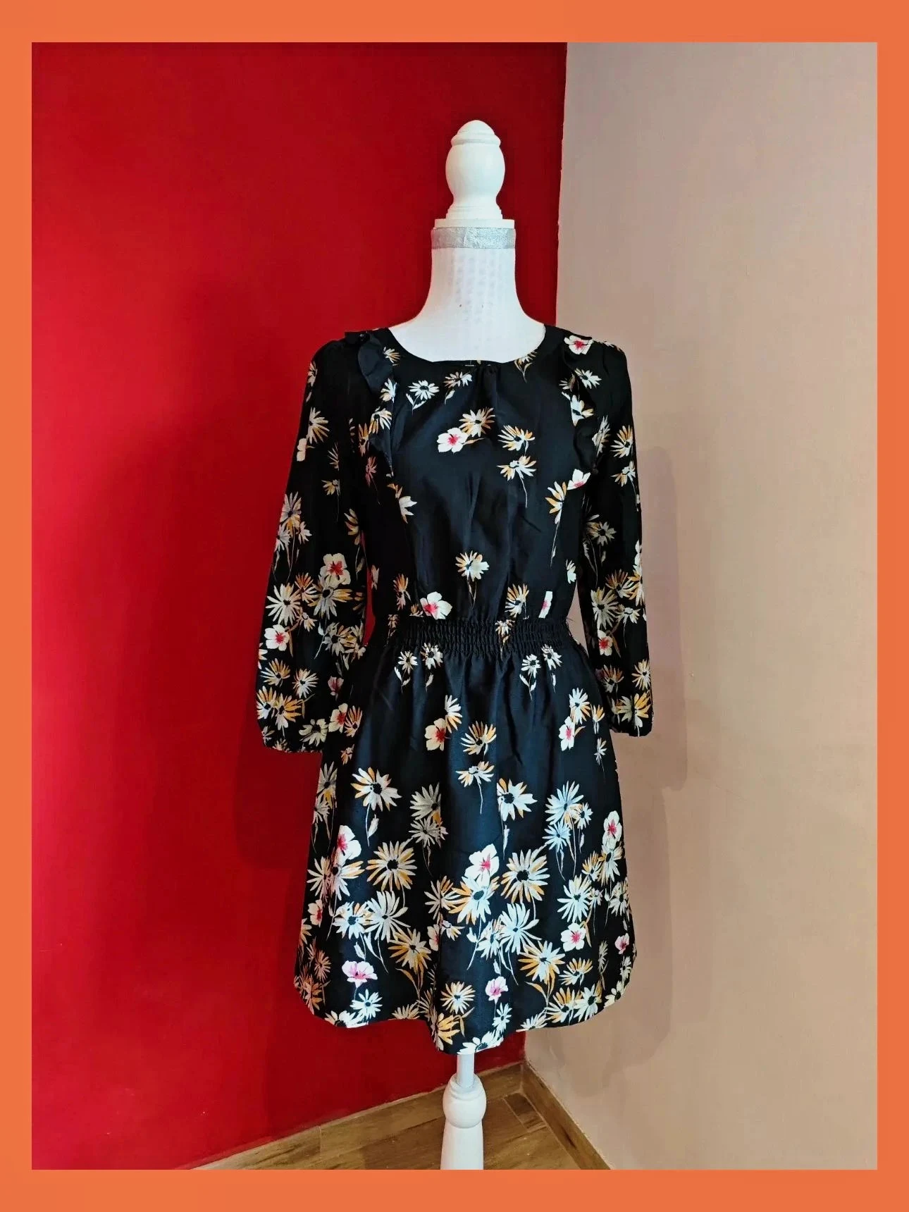 🌺 Vestido negro con estampado floral y volantitos en escote