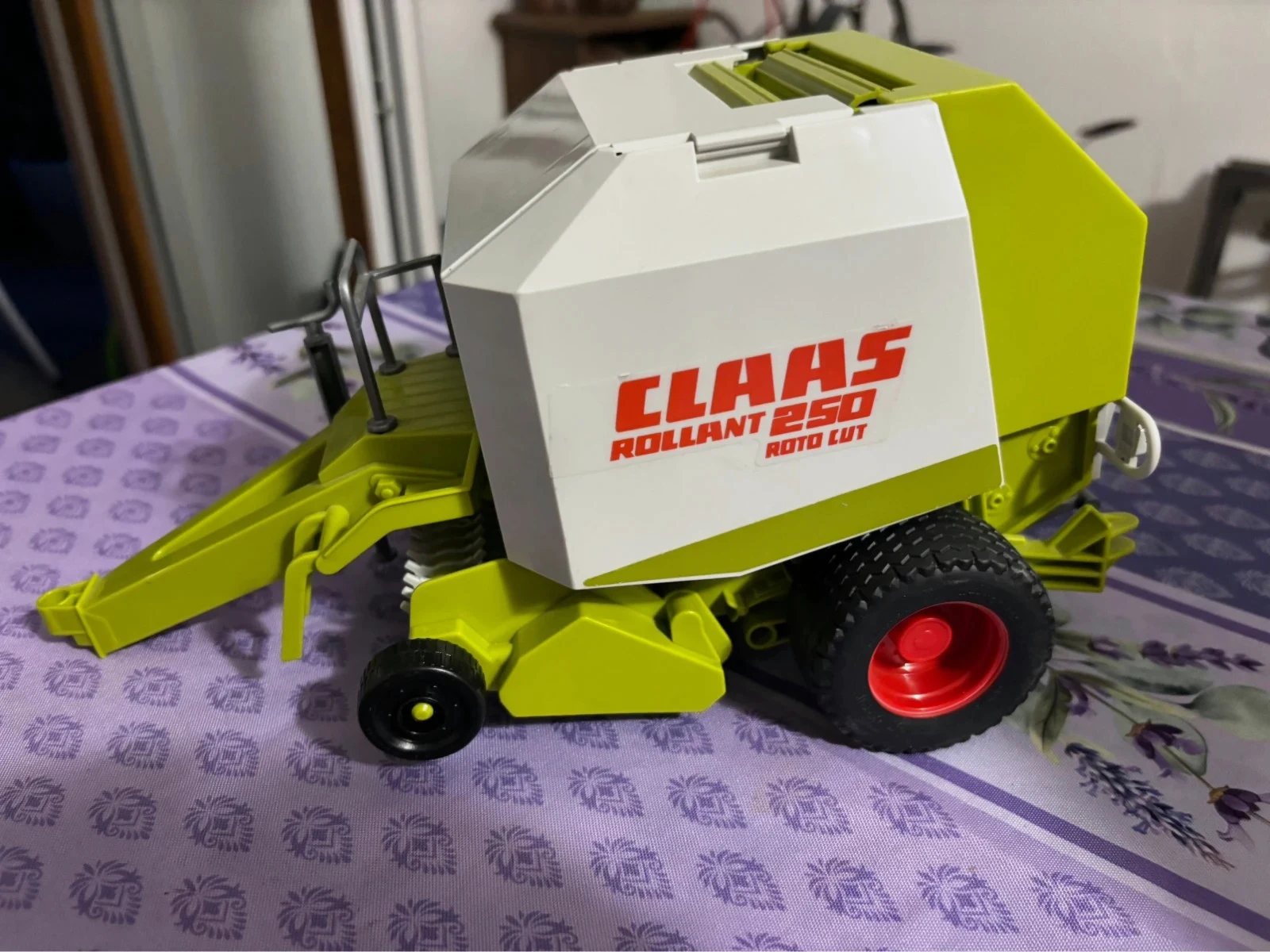 Grosse presse à balles CLAAS