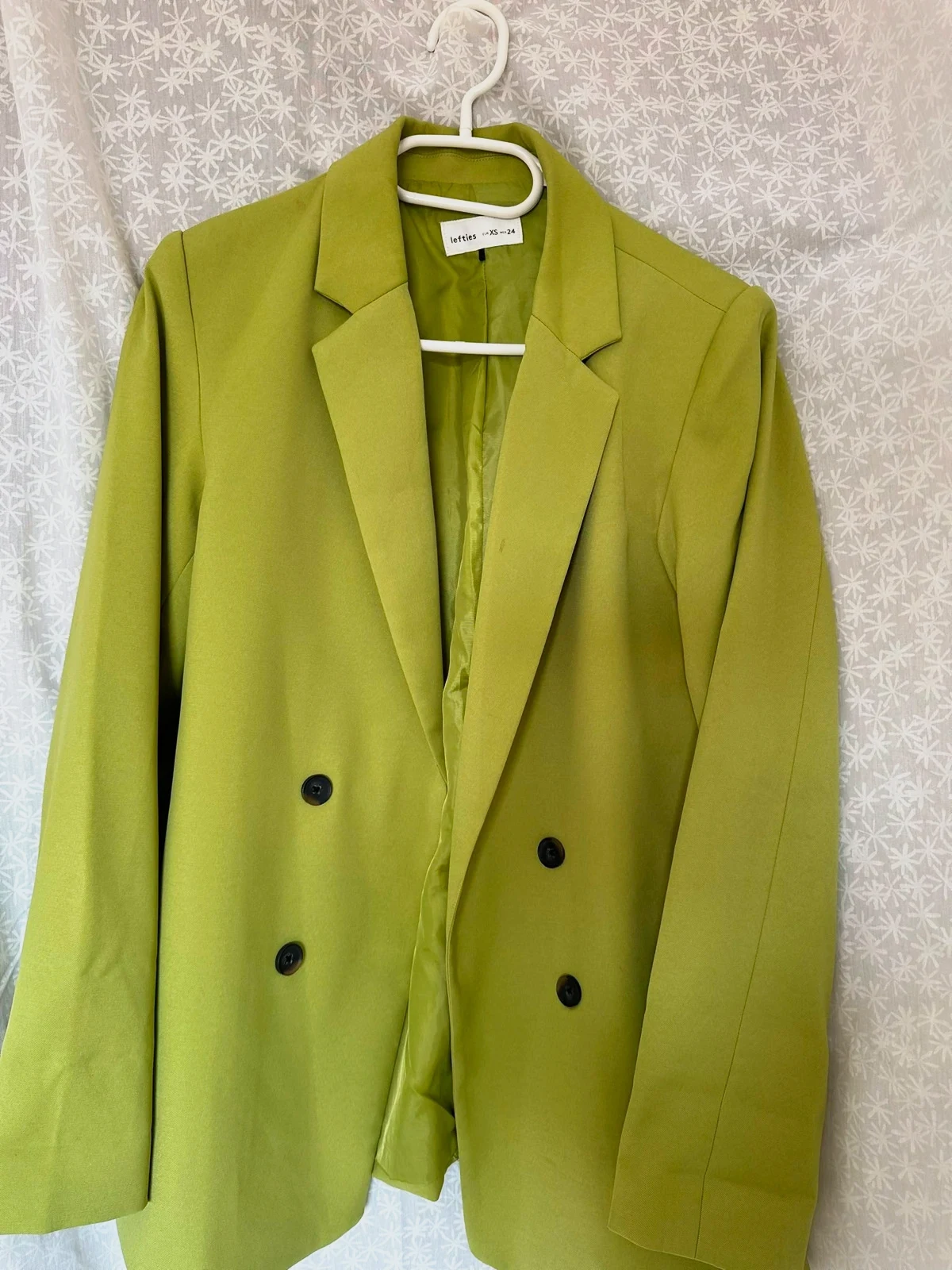 Traje completo elegante de color pistacho