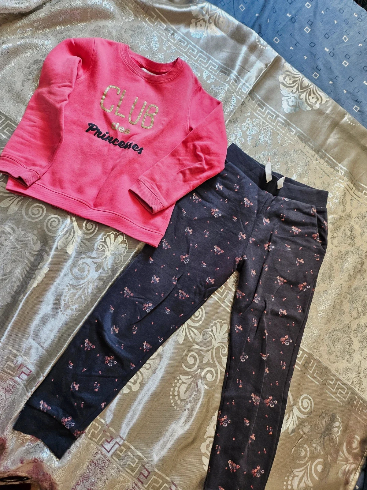 Joggers with sweat shirt 8 years