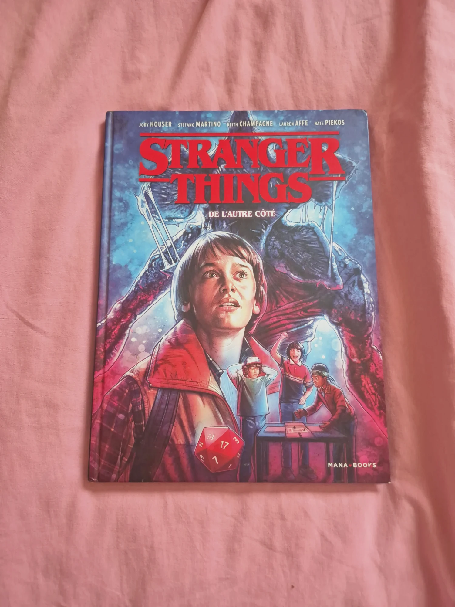BD Stranger Things De l'autre côté Mana Books
