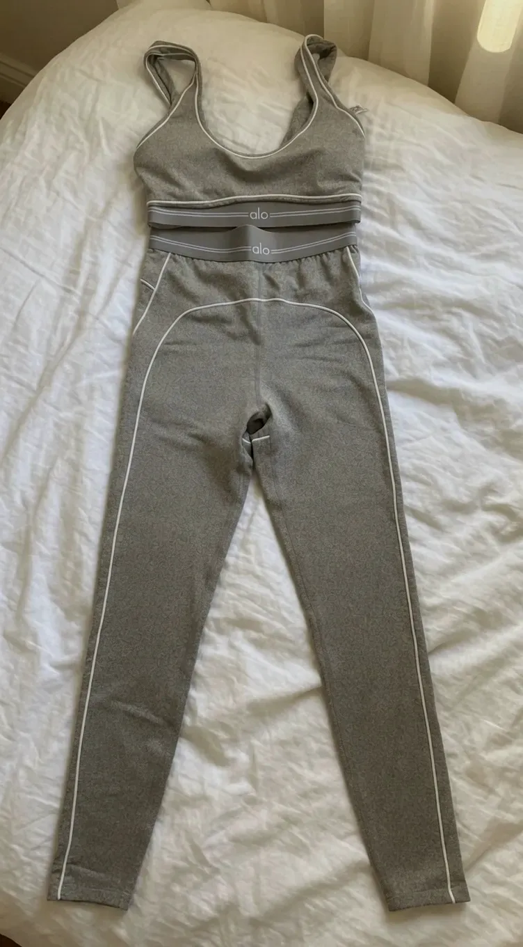 Tenue Alo Yoga gris et blanc – Alo Yoga – gris et blanc – taille S 3