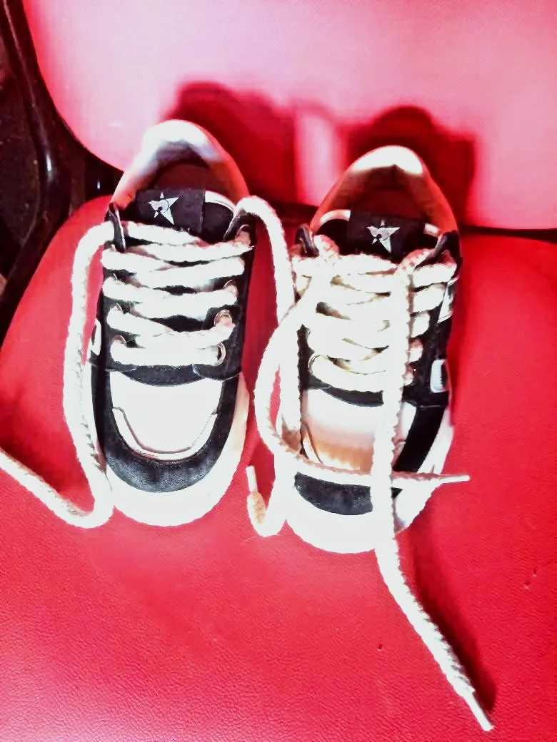 Sneakers noires et blanches avec lacets rope