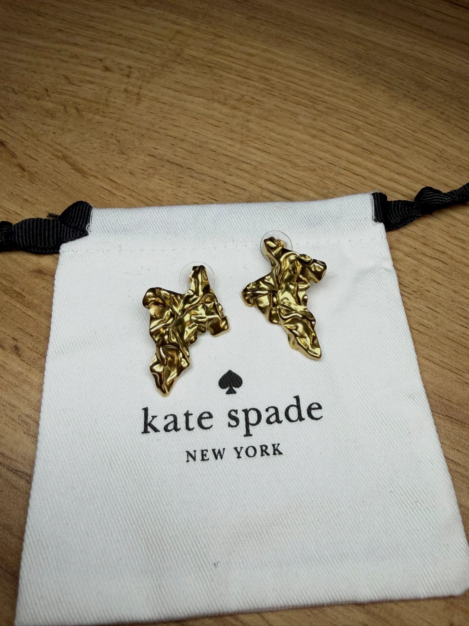 Boucles d'oreilles Kate Spade dorées martelées