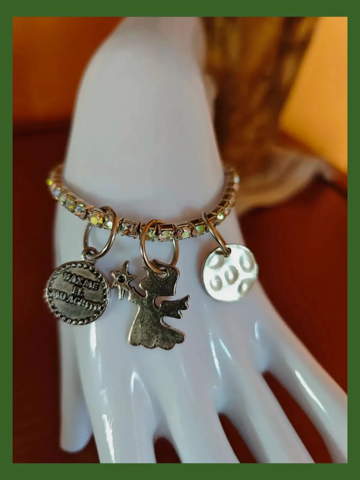 🌺 Bonita pulsera plateada de brillantes con medallitas y angelito 4