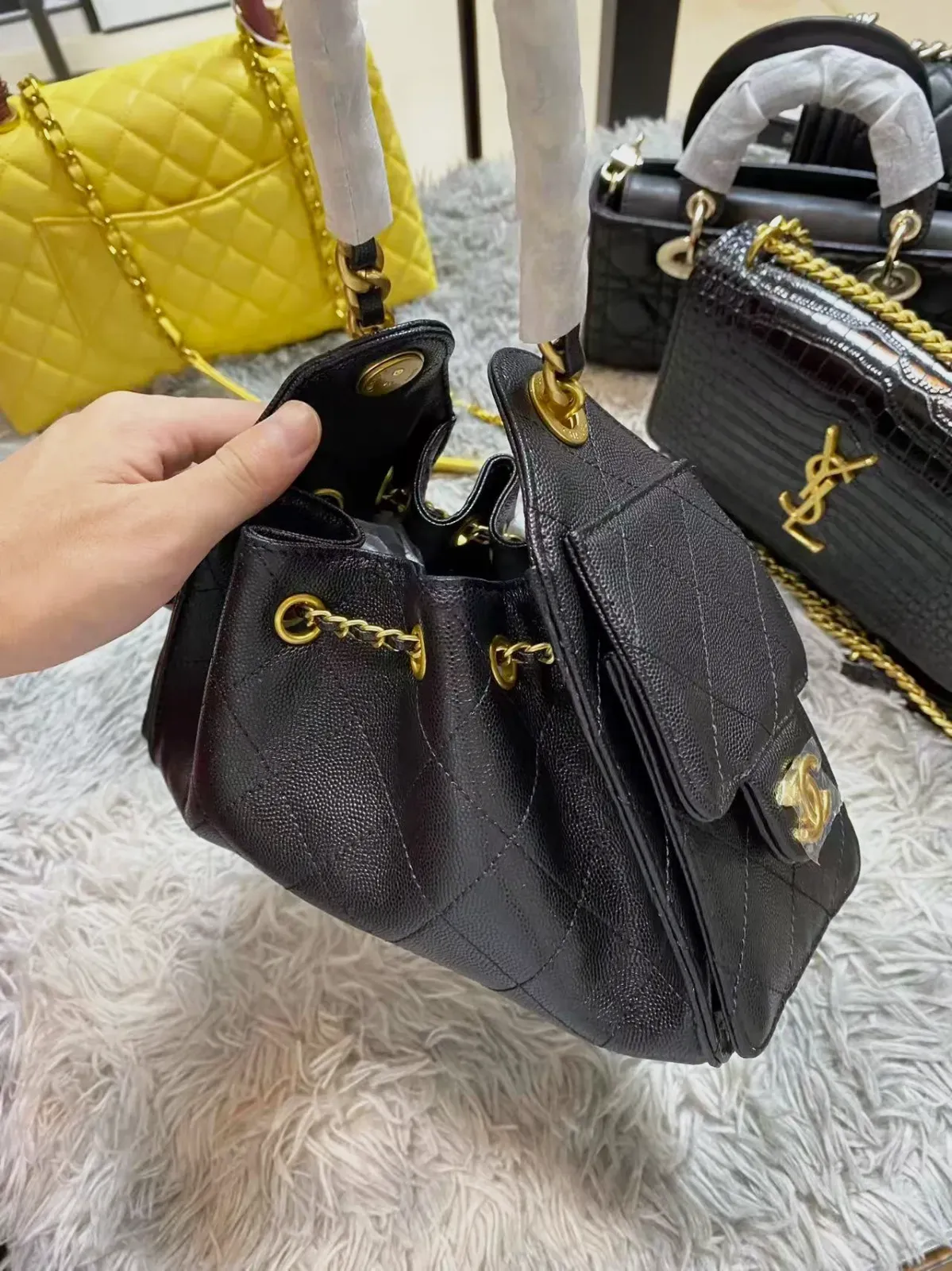 Chanel Sac à Main Noir Chaîne Dorée – Chanel – noir – taille Taille unique 3