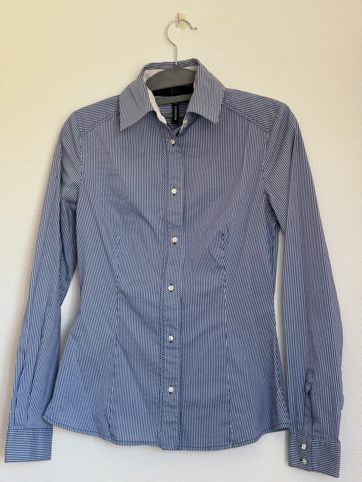 Chemise cintrée à fines rayures