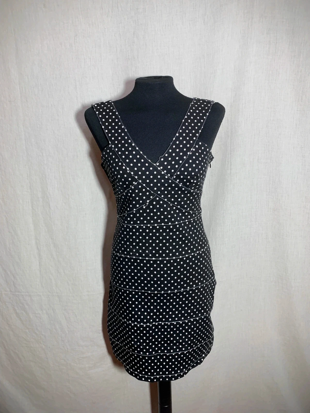 Vestido Negro de Lunares con Escote Cruzado | Black Polka Dot Dress | Akino Laude