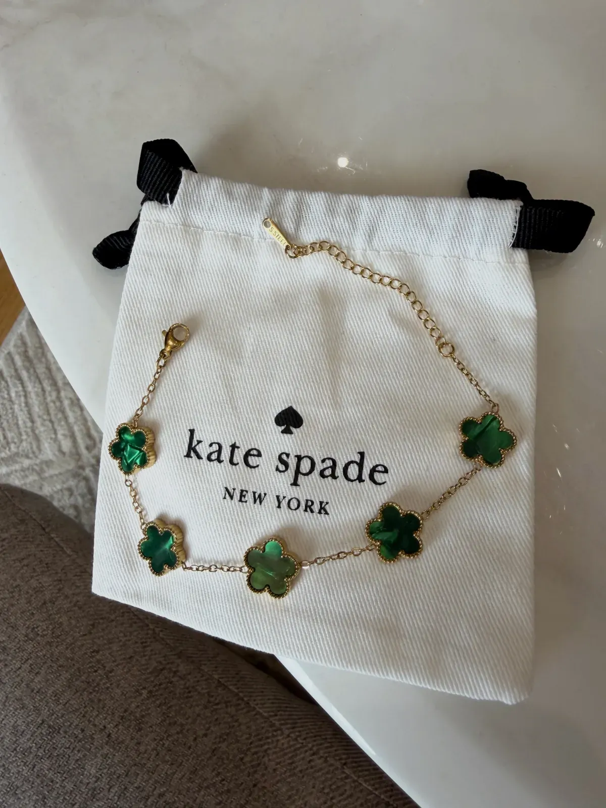 Bracelet Kate Spade motif trèfles vert et doré – Kate Spade – doré – taille Taille unique 4