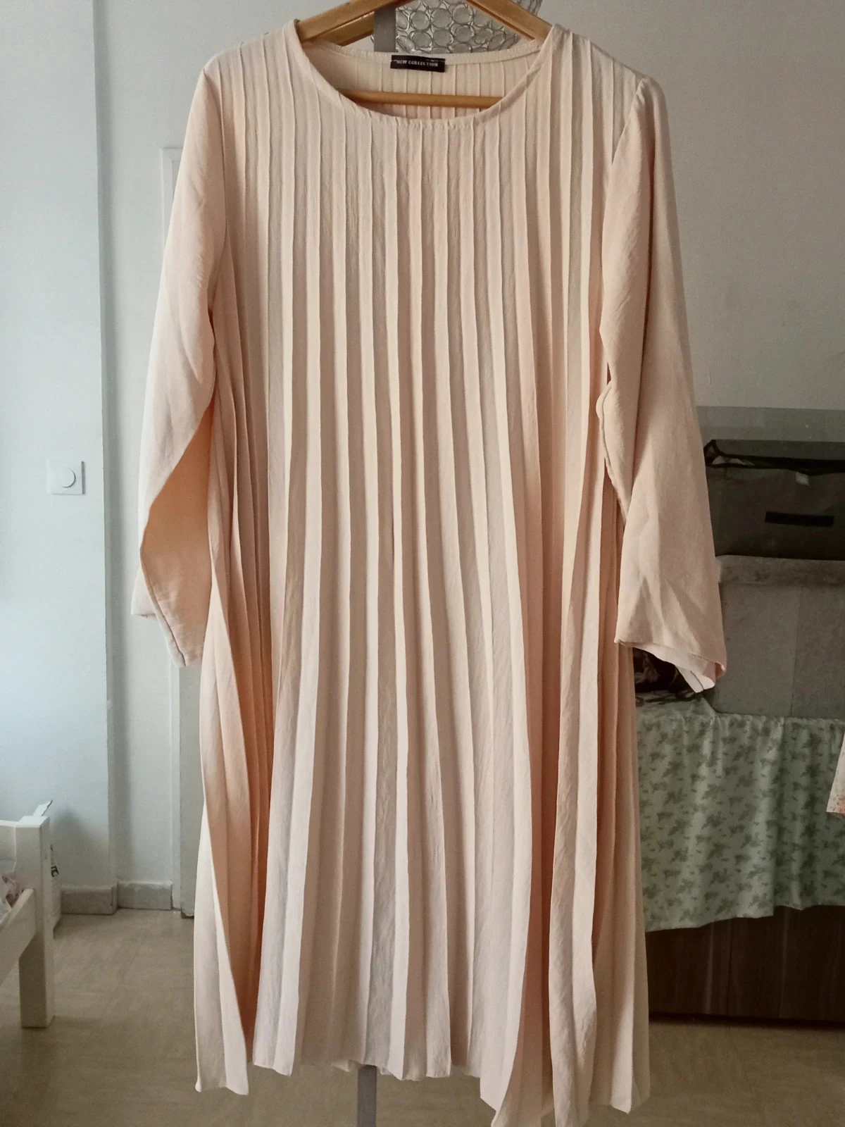 Robe New Collection IT – Beige plissée – Neuf étiquette – Longue / Élégante / Chic – Tendance – taille Taille unique