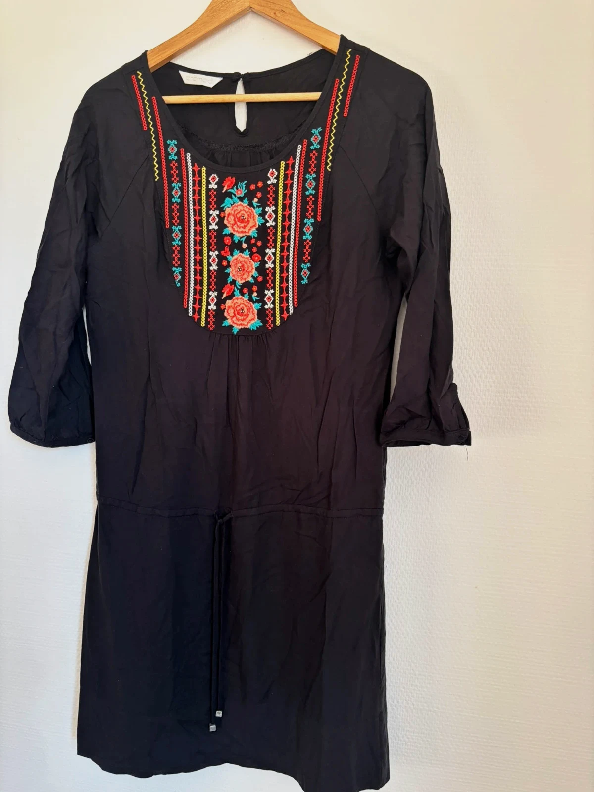 Robe noire brodée