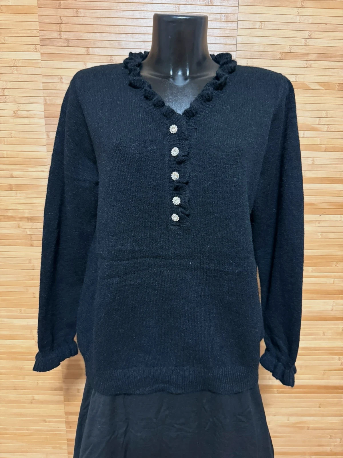 Divino jersey negro con botones joya de marca Paprika talla M/L 😍