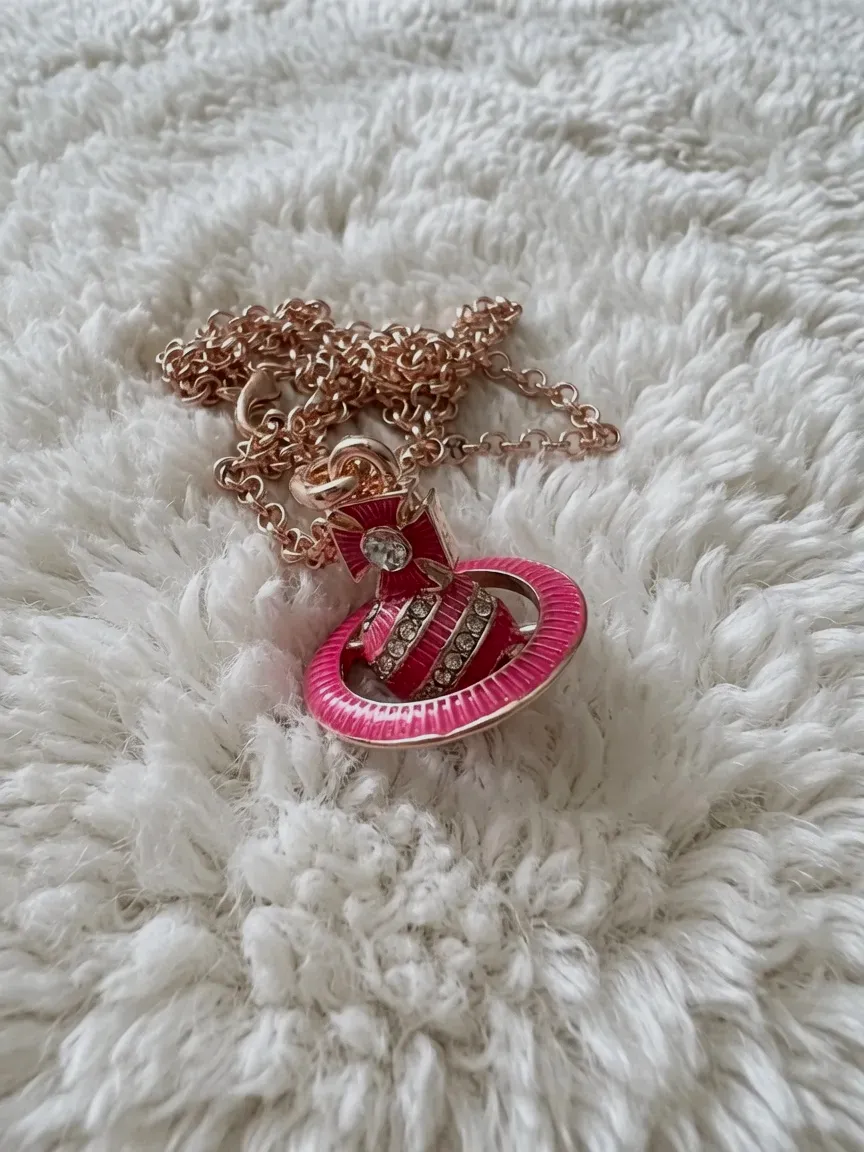 Collier Vivienne Westwood pendentif rose et chaîne dorée – Vivienne Westwood – rose et doré – taille Taille unique 3