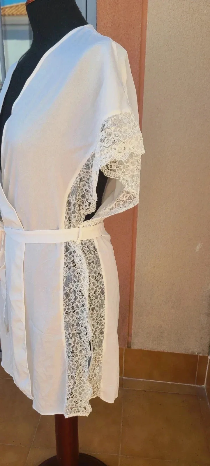 Bata blanca de Oysho talla S con encaje. – Oysho – taille S / 36 / 8 5