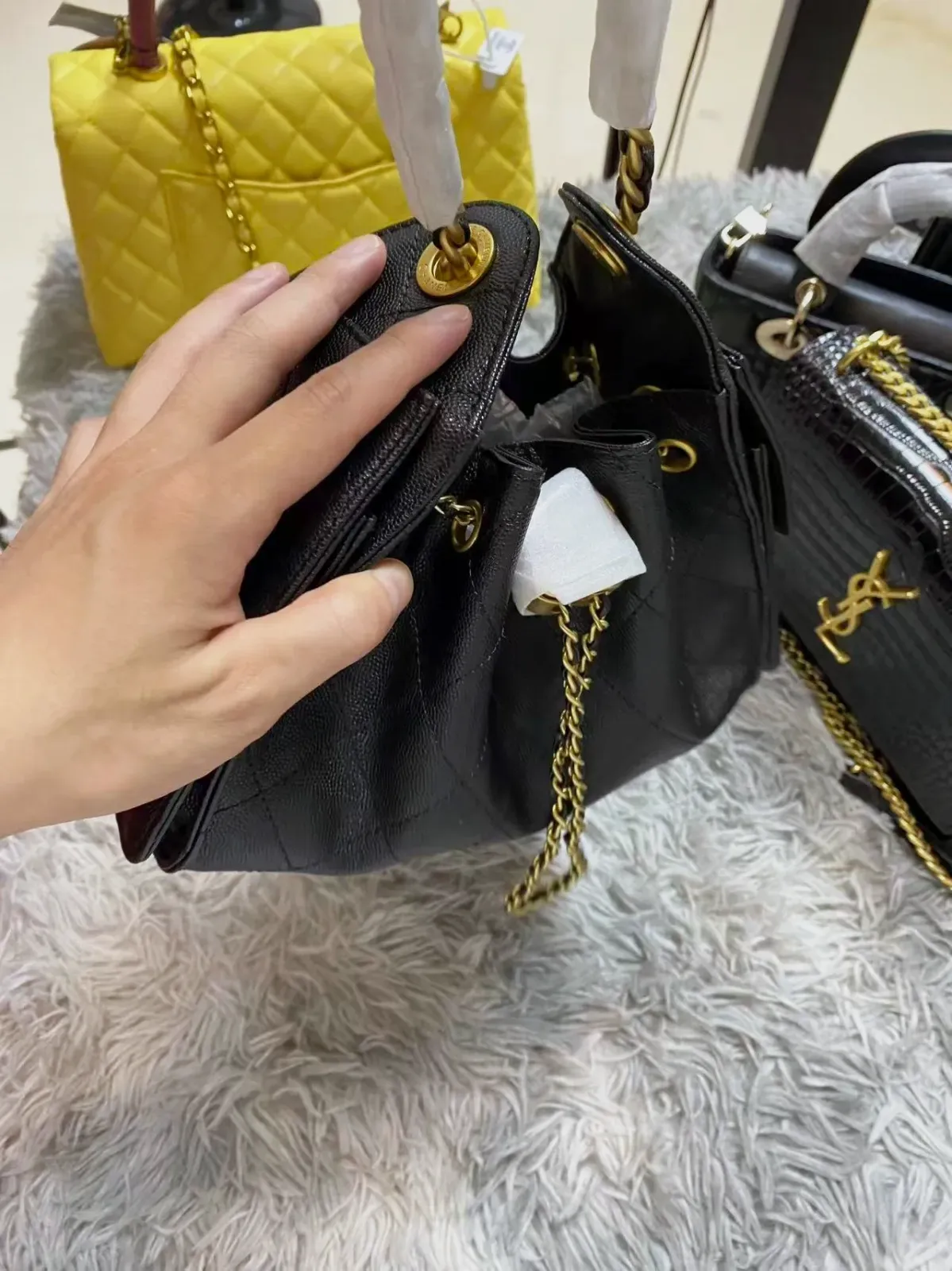 Chanel Sac à Main Noir Chaîne Dorée – Chanel – noir – taille Taille unique 4