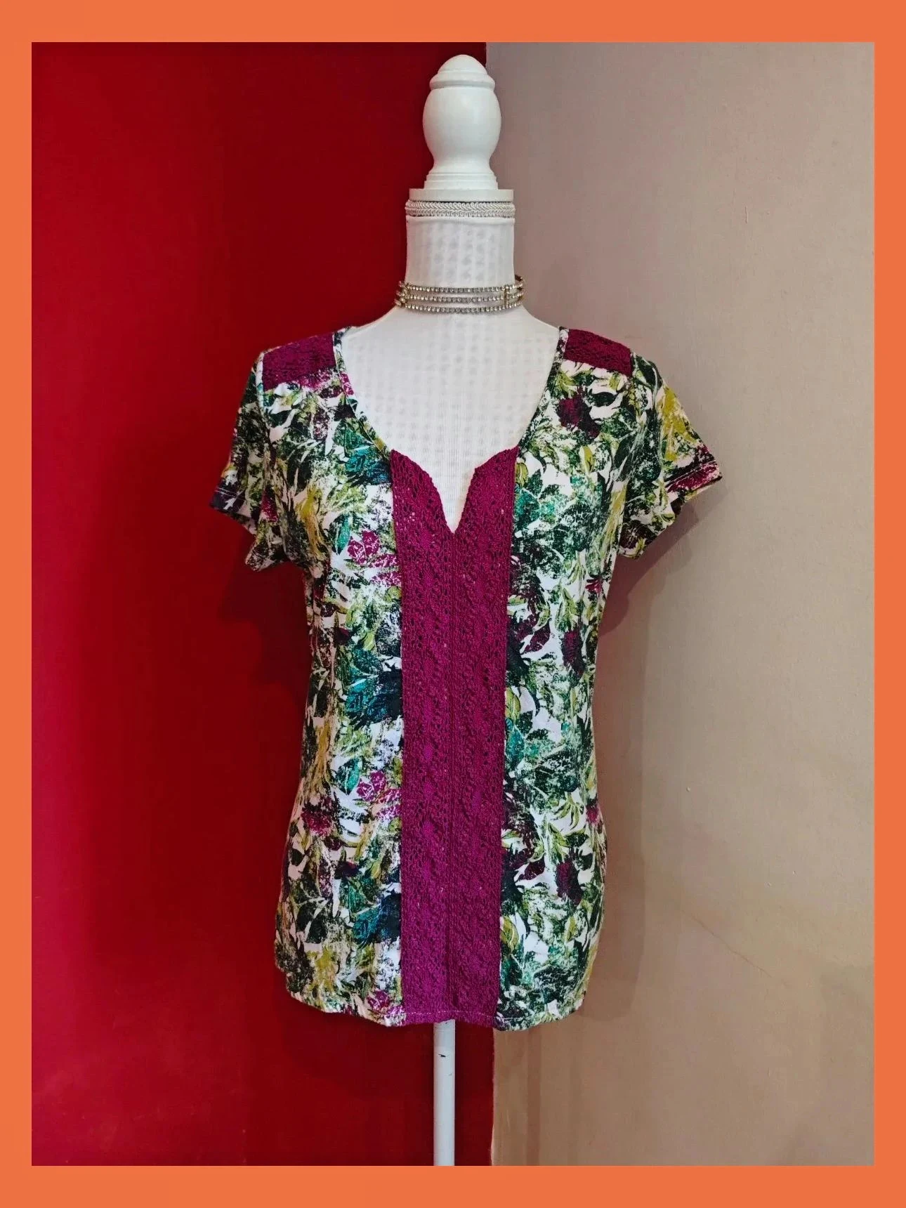 🌺Camiseta con estampado floral tonos verdes y morado sobre blanco y crochet en hombros y frente