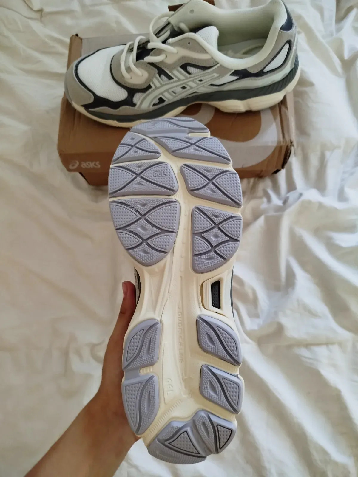 Chaussures blanche taille 44 – Asics – blanc, gris et bleu marine – taille 28 2