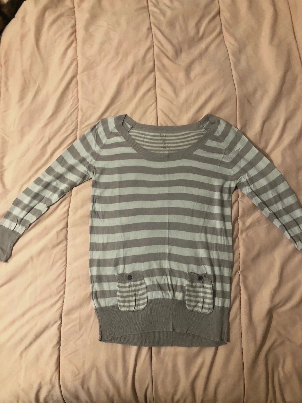 Pull fin rayé gris et blanc cassé avec poches avant