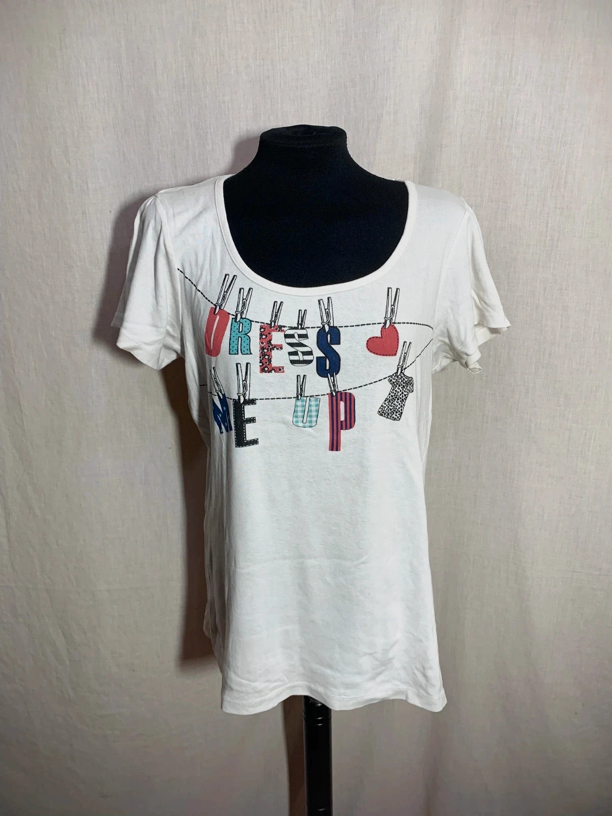 Camiseta Blanca con Letras de Colores | Colorful Letters White Tee | Ikebana