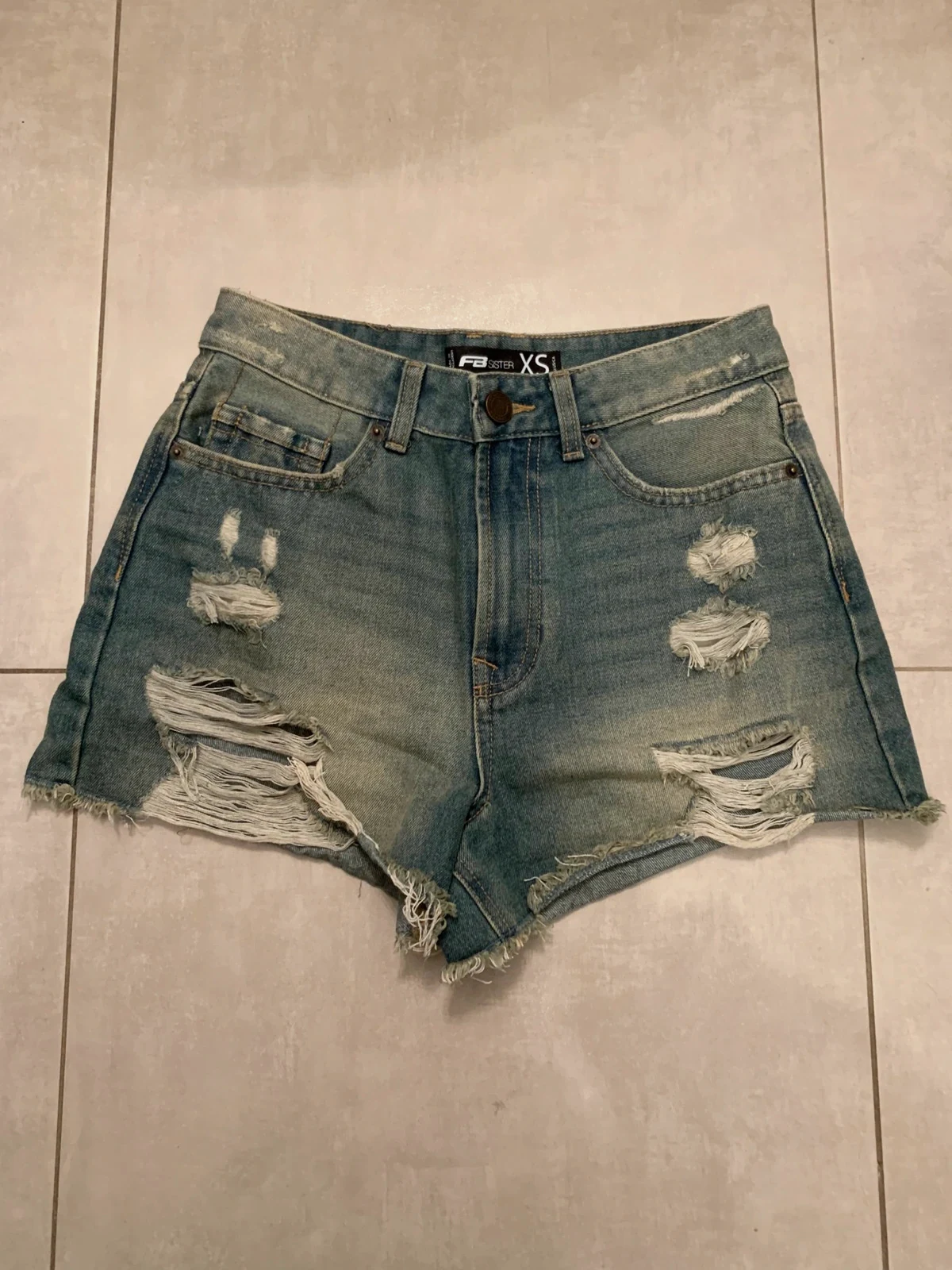 Short en jean destroy New Yorker taille XS neuf – effet vintage tendance