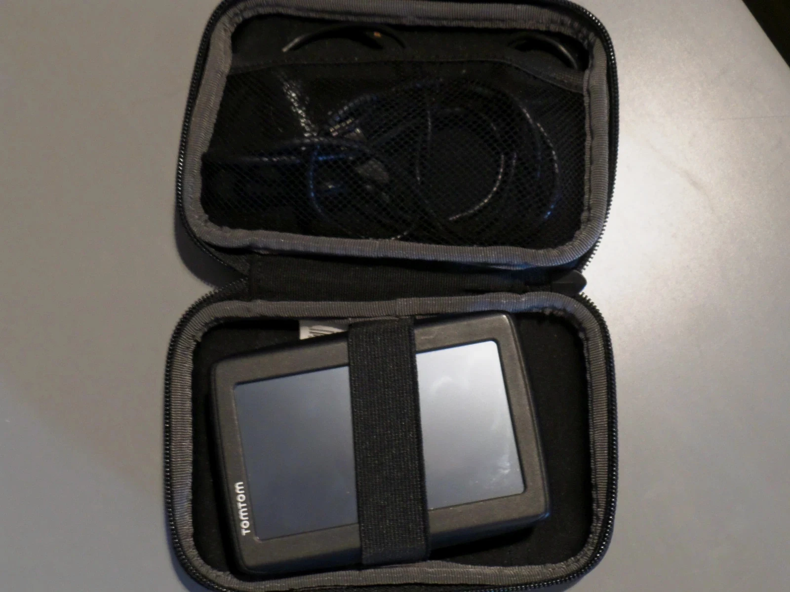 GPS tom tom model 4EN42Z1230 très bon état avec pochette – TomTom