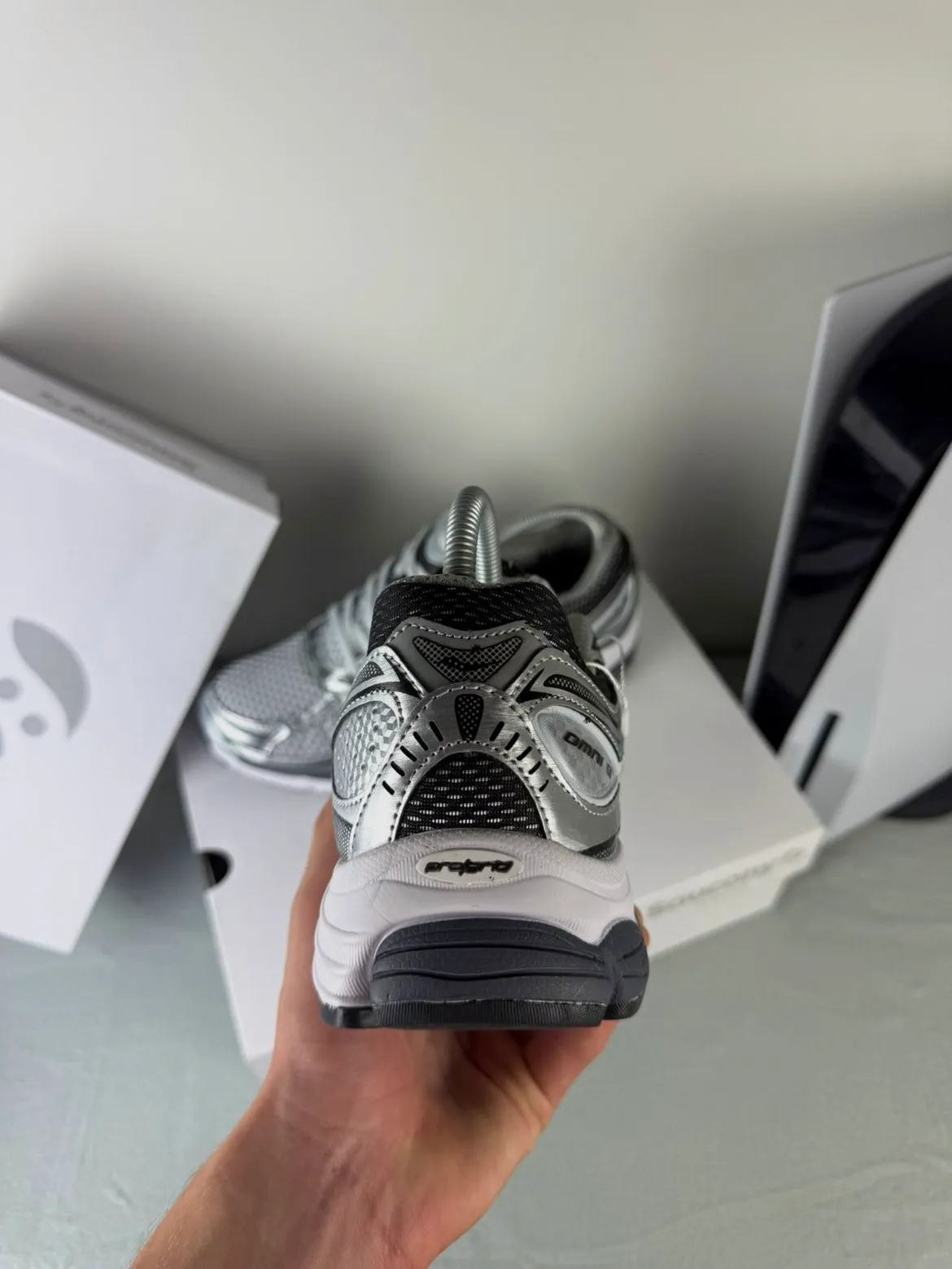 Taille 42 / Saucony Omni Pro Grid 9 Gris – Saucony – gris – taille 42 3