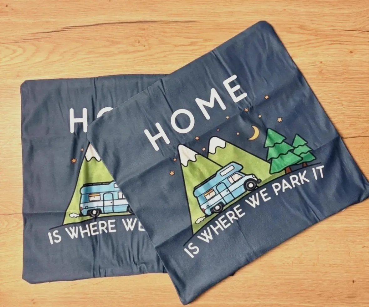 Housses de coussin “Home is where we park it” lot de 2, motif camping-car – Success – bleu marine – taille 45x45 cm 3