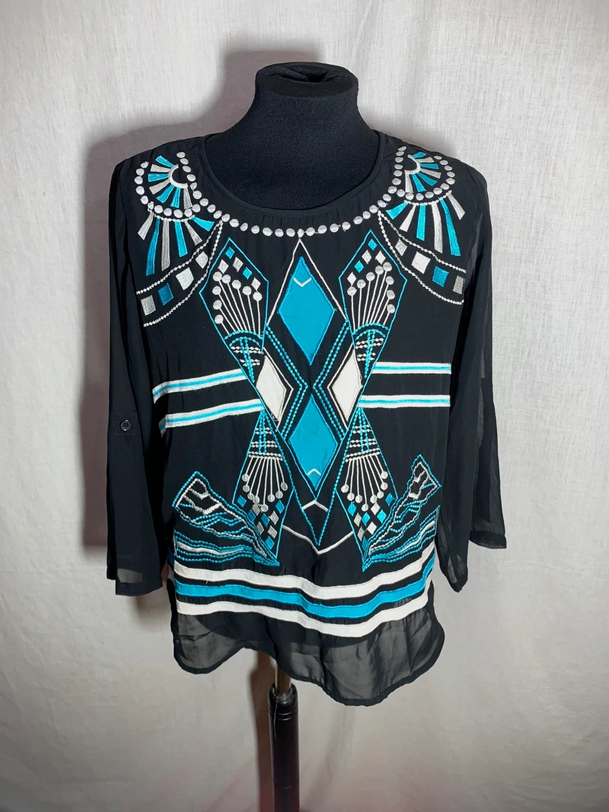 Blusa manga larga negra bordados blancos y azul | Black Long Sleeve Blouse White and Blue Embroidery