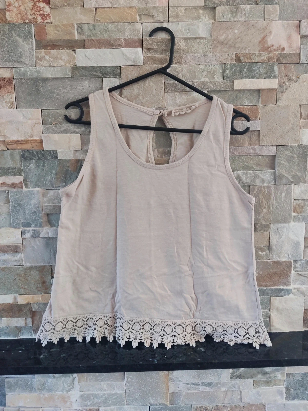🔥Bonita camiseta beige de tirantes con tira de crochet en el bajo – taille L / 40 / 12