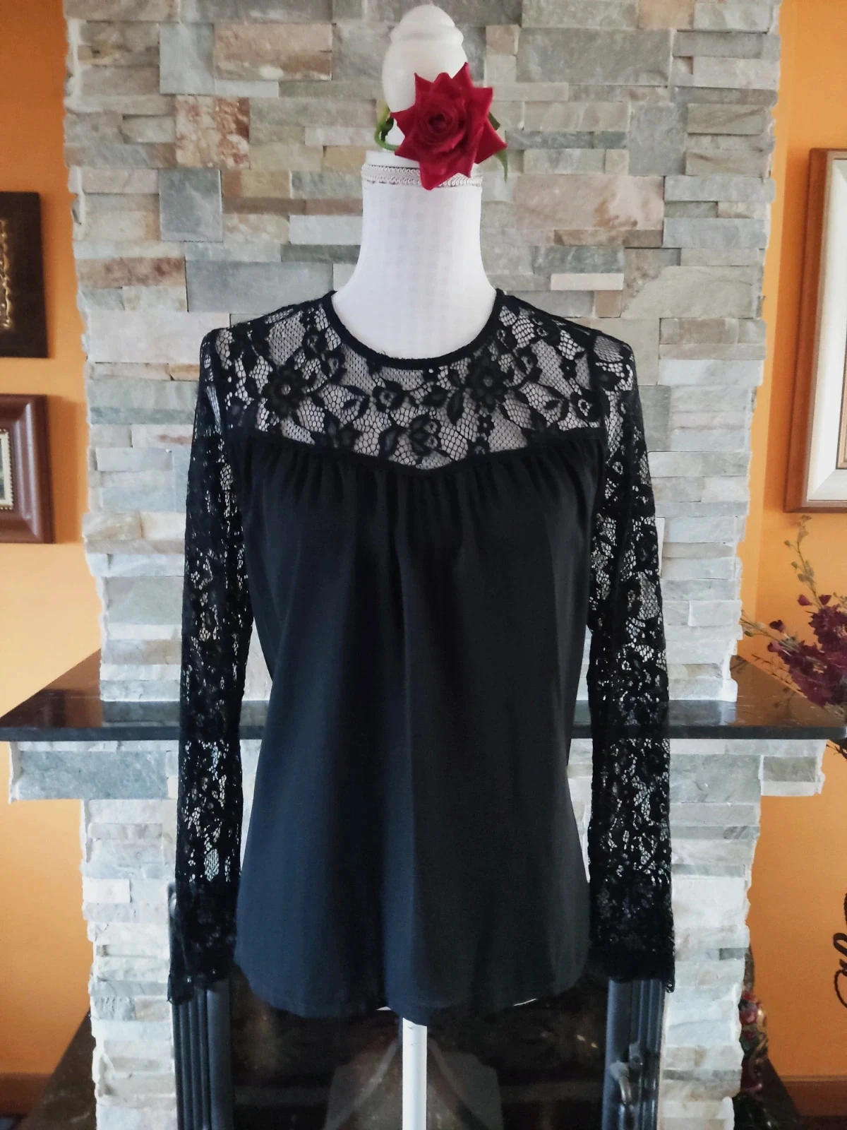 🔥Blusa negra con mangas y escote de blonda