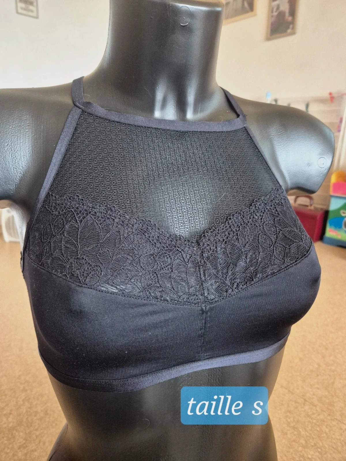 Brassiere- tailles - noire dentelle - neuf sans étiquettes