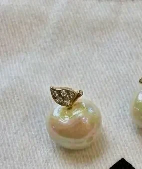 Boucles d'oreilles Kate Spade forme pomme avec perle et strass
