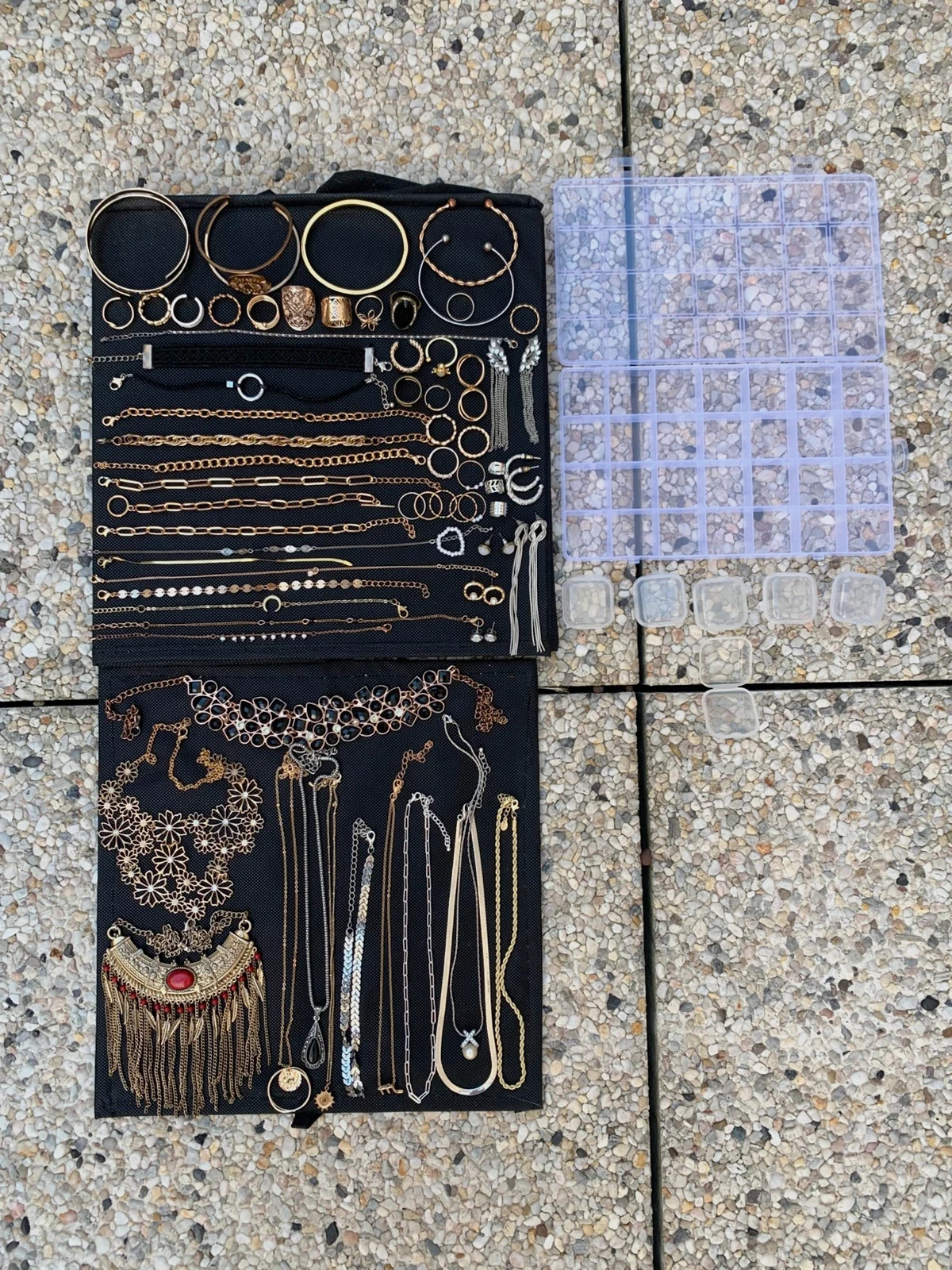 Gros lot bijoux fantaisie – colliers, bracelets, bagues, boucles d’oreilles + boîtes rangement