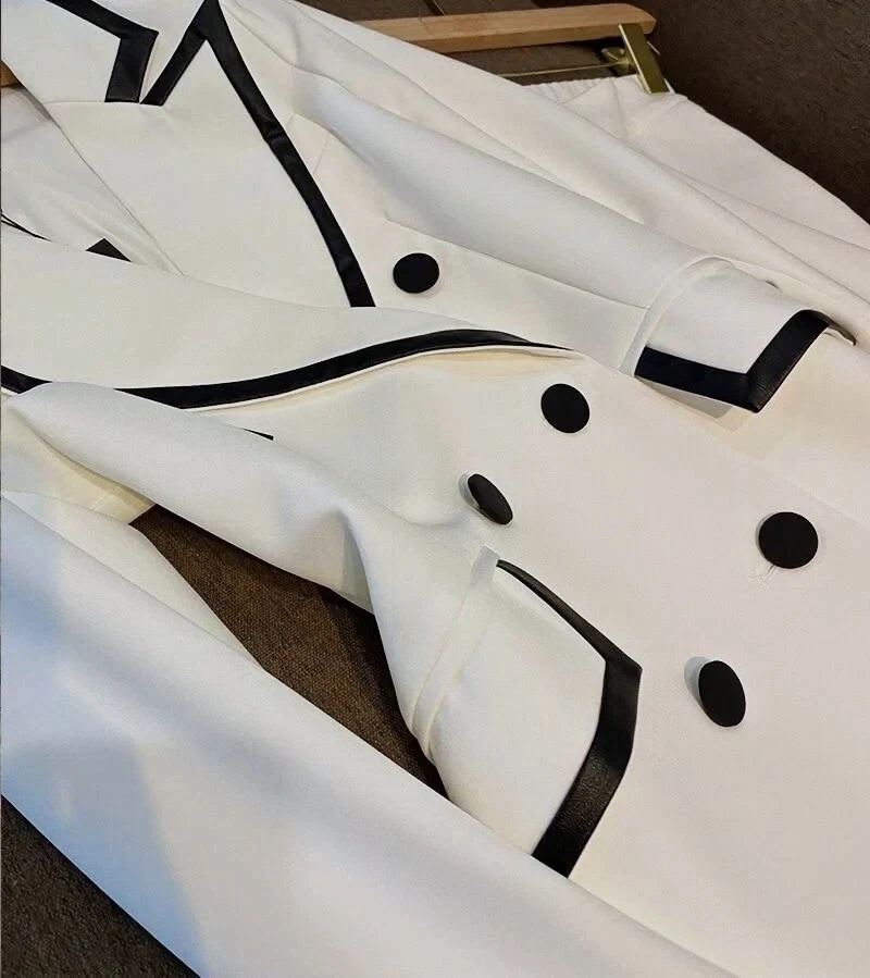 Blazer blanc motifs géométriques noirs