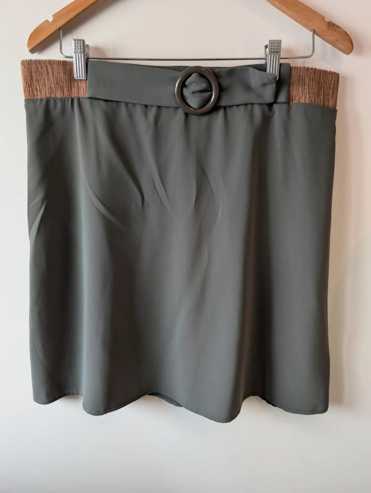Jupe courte kaki , chic , Taille 46 de chez Grain de Malice