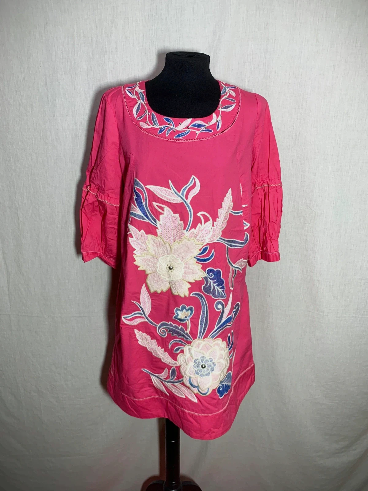 Vestido rosa con bordados florales Anany | Pink Dress with Floral Embroidery