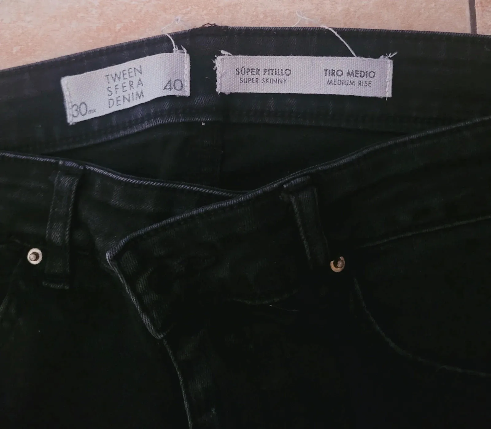 Vaqueros negros sfera super skinny con roturas talla 40 – Sfera – taille L / 40 / 12 4