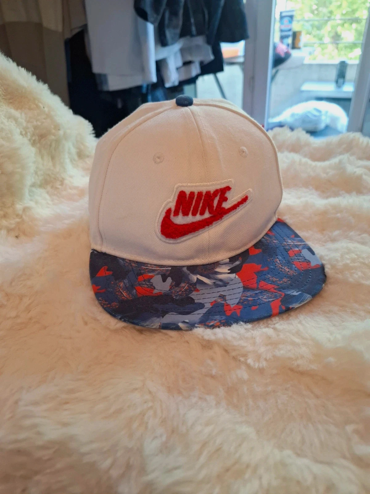 Casquette Snapback Nike Pro – Blanche et Visière Motif Floral / Camo – Taille Unique