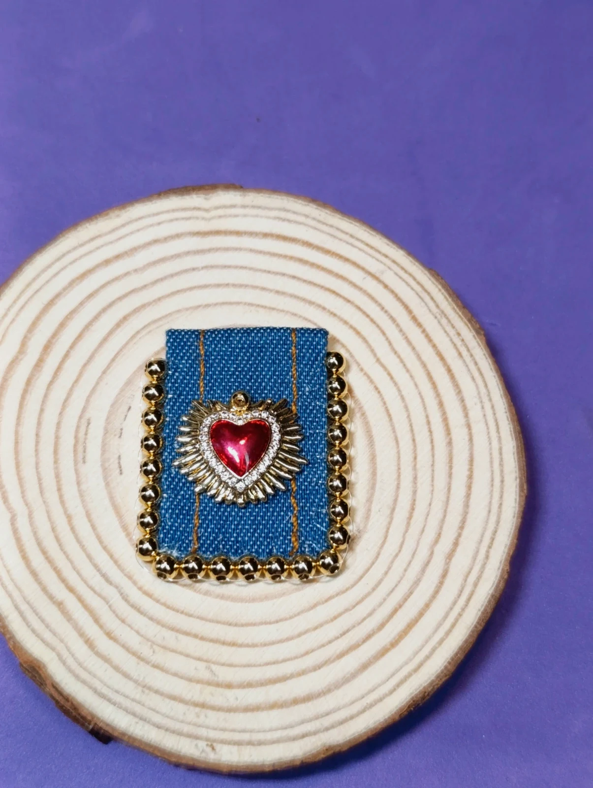 Charm artesanal Corazón Rojo y tela vaquera – Artesania