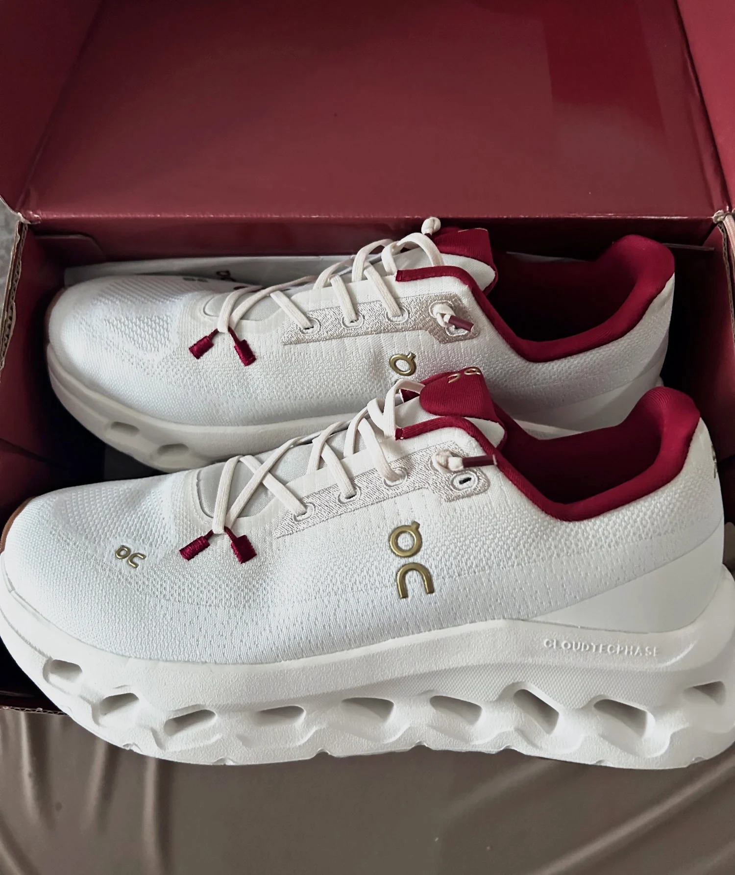 On cloud pearl ivory blanc rouge 
