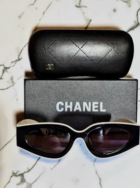 Lunettes de soleil Chanel noires