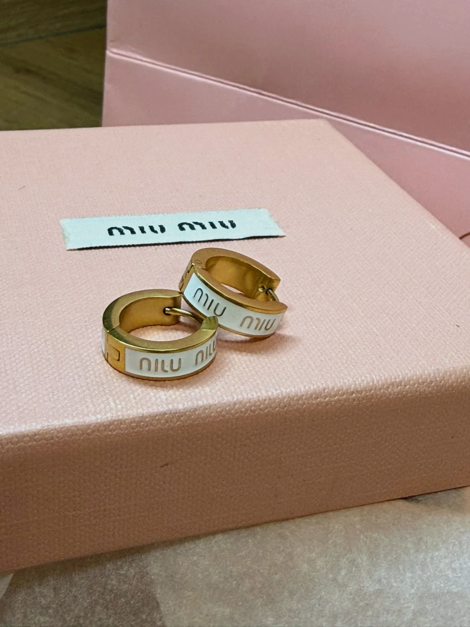 Boucles d'oreilles créoles Miu Miu dorées et blanches
