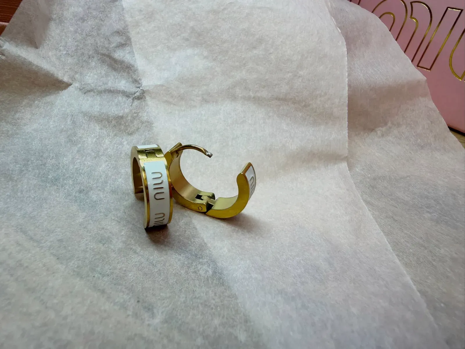 Boucles d'oreilles créoles Miu Miu dorées et blanches – Miu Miu – doré 4
