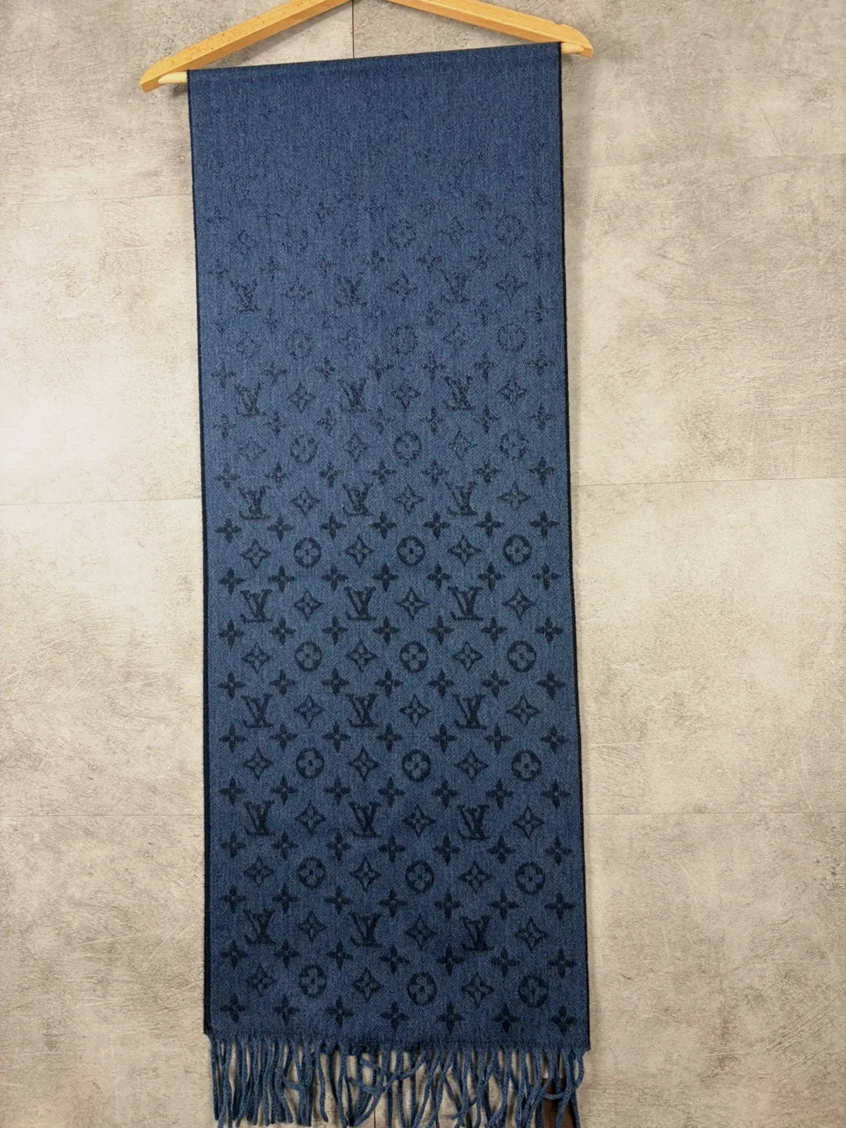 Louis Vuitton femme écharpe Reykjavik Gradient M70868 cachemire Monogram bleu – Louis Vuitton 2
