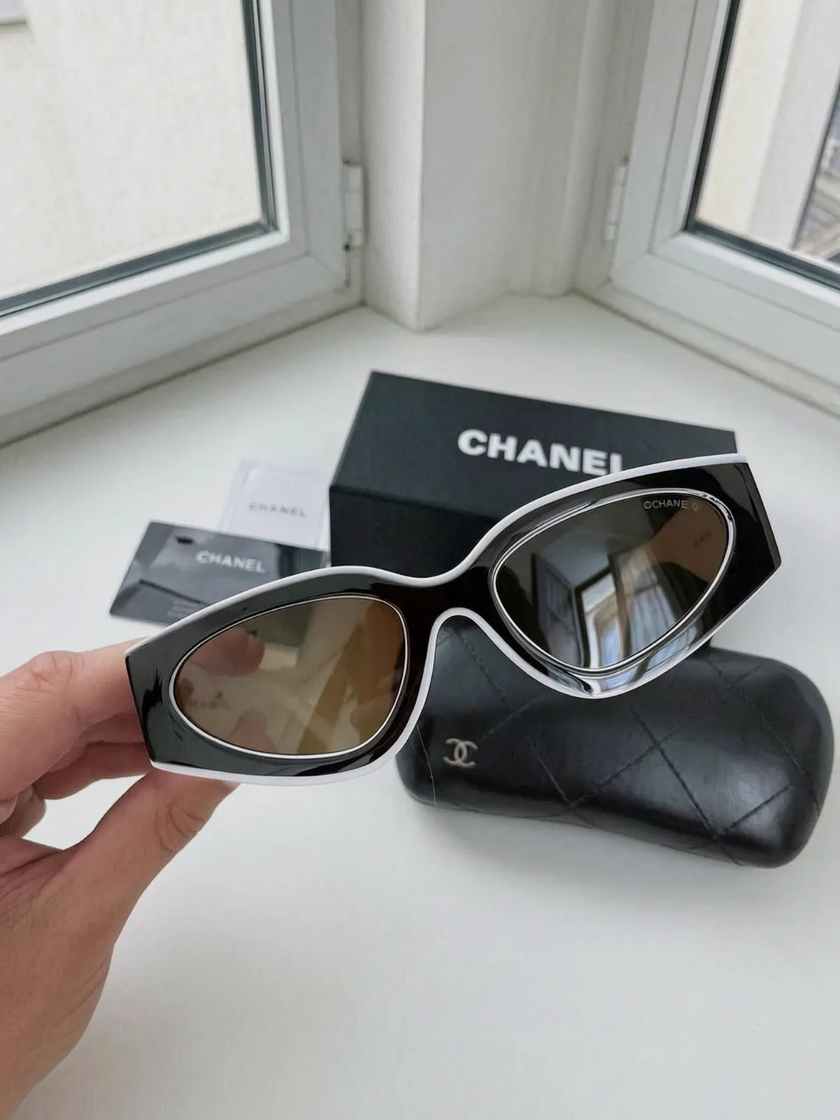Lunettes de soleil Chanel noires – Chanel – noir et blanc 2